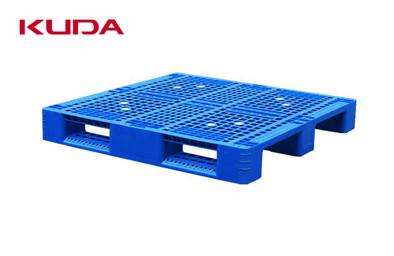 The difference between flat pallet and grid plastic pallets