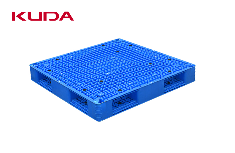 Plastic pallets for three-dimensional storage